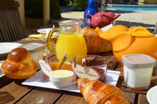 petit-dejeuner-terrasse-herault.jpg